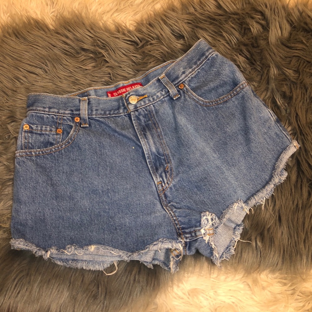 Cut off Levi shorts